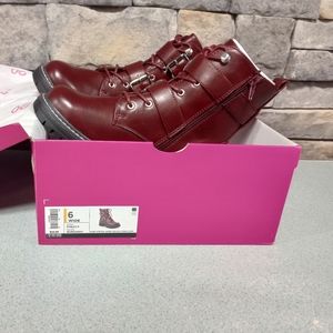 Brand New In Box Ladies Size 6 Boots